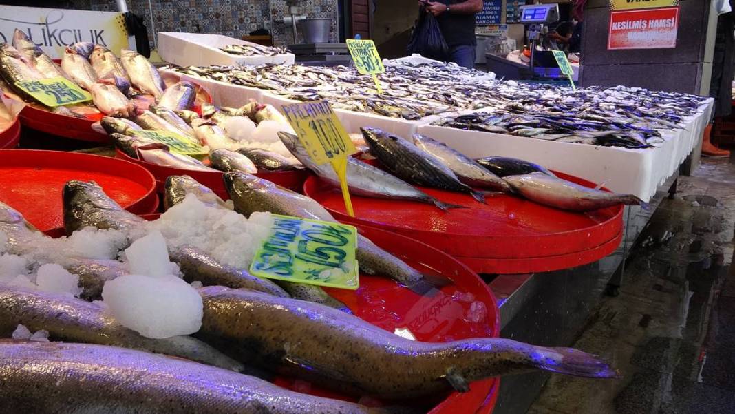 Tezgahların en ucuzu hamsi bile alev alev cep yakıyor! Bir günde yüzde 75 zamlandı, çarşıya giden vatandaş eli boş döndü 3